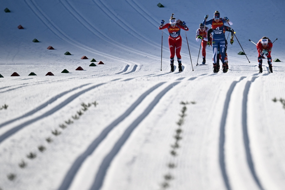 Norjan Lotta Udnes Weng (vasemmalla) ja Suomen Krista Pärmäkoski (keskellä) kamppailivat tiukasti sprintin semifinaalissa. Norjalainen voitti lopulta finaalissa koko perjantain osakilpailun.