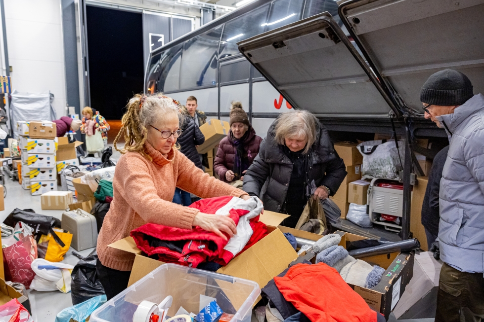 Sirpa Uimonen pakkasi lämpimiä vaatteita bussiin, joka lähtee lahjoitukset kyydissään Ukrainaa kohti perjantaiaamuna.