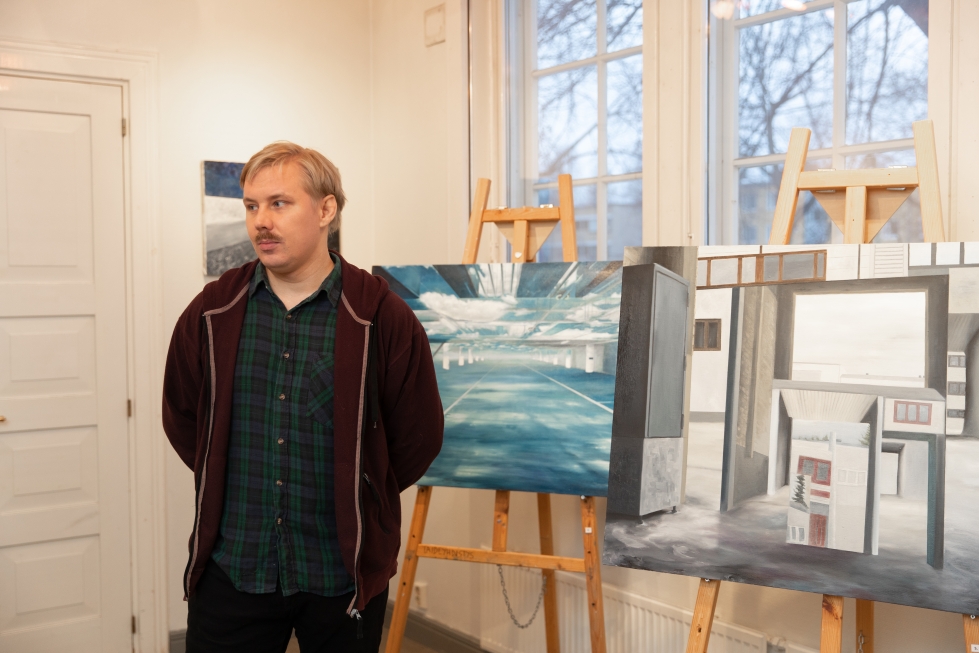 Valokuvaajataustainen taidemaalari Mikko-Pekka Hyvärinen kertoo, että poimii kuvamateriaalia maalauksiinsa valokuvia yhdistelemällä.