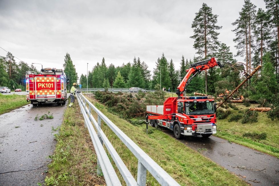 Myrskytuhot työllistivät pelastuslaitosta Joensuussa Marjalassa 6. elokuuta viime vuonna. 