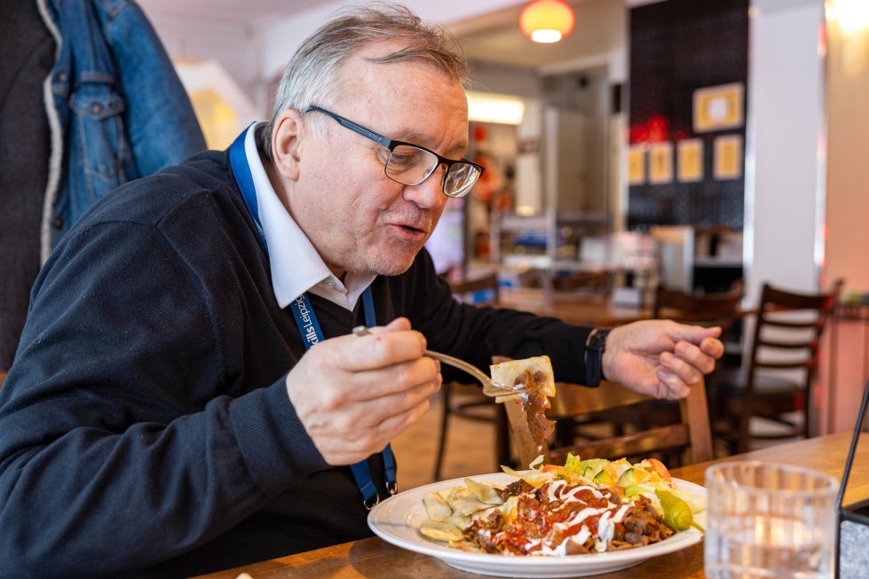 Jos Tarmo Wasenius tilaa kebabia ravintolassa Suomessa, hän tilaa iskenderkebabia.