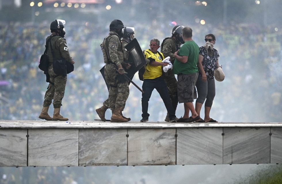 Brasilian entisen presidentin Jair Bolsonaron kannattajat hyökkäsivät viikonloppuna maan hallintorakennuksiin. Kuvassa poliisivoimat kohtaavat kannattajia.