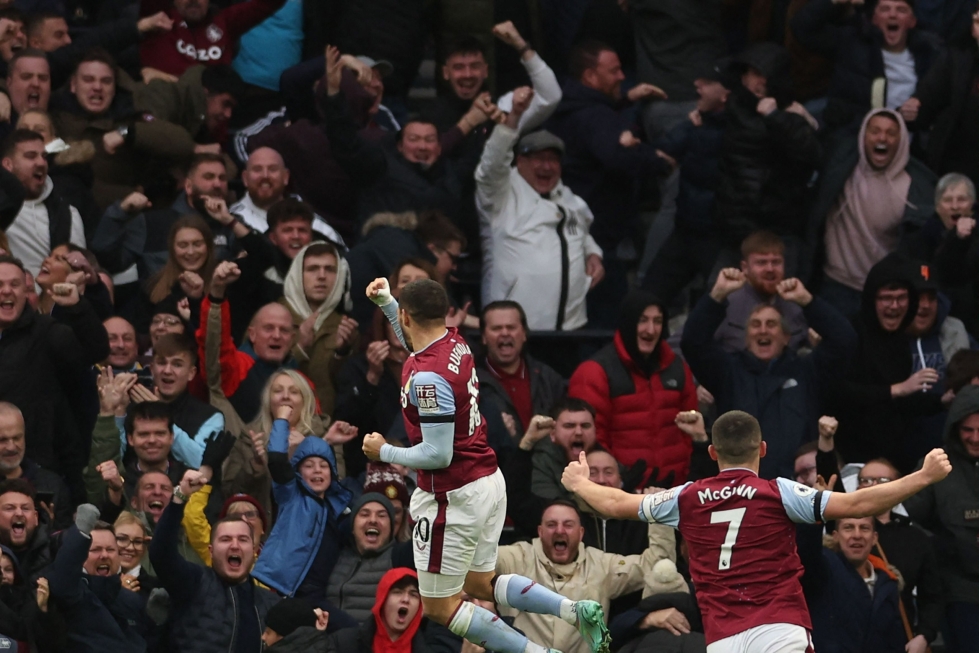 Aston Villan argentiinalaispelaaja Emiliano Buenda tuuletti joukkueensa kannattajien edessä, kun oli tehnyt avausmaalin Tottenhamia vastaan. AFP/Lehtikuva