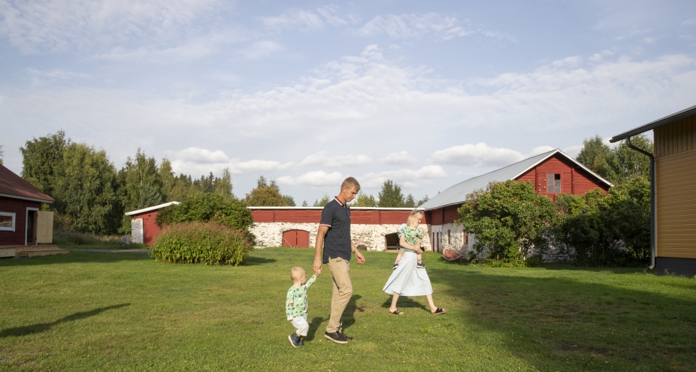 Jenni ja Niko Nuutisen pihalle vauhtia tuovat alle kaksivuotiaat identtiset kaksospojat Niilo ja Noel sekä nelivuotias tytär Enna.