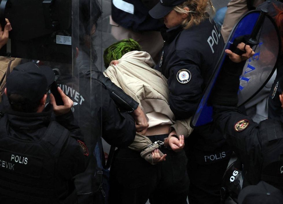 Poliisi vei mielenosoituksessa pidätettyä HDP:n aktivistia Turkin pääkaupungissa Ankarassa viime marraskuun lopulla. Aktivistit vastustivat Syyrian ja Irakin kurdialueiden pommittamista.