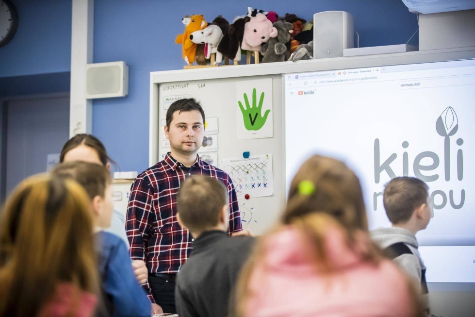 Yuriy Hyväristä pyydettiin koulunkäynninohjaajaksi ja tulkiksi Niiralan koululle, sillä hän auttoi aktiivisesti Ukrainasta tulevia pakolaisia.