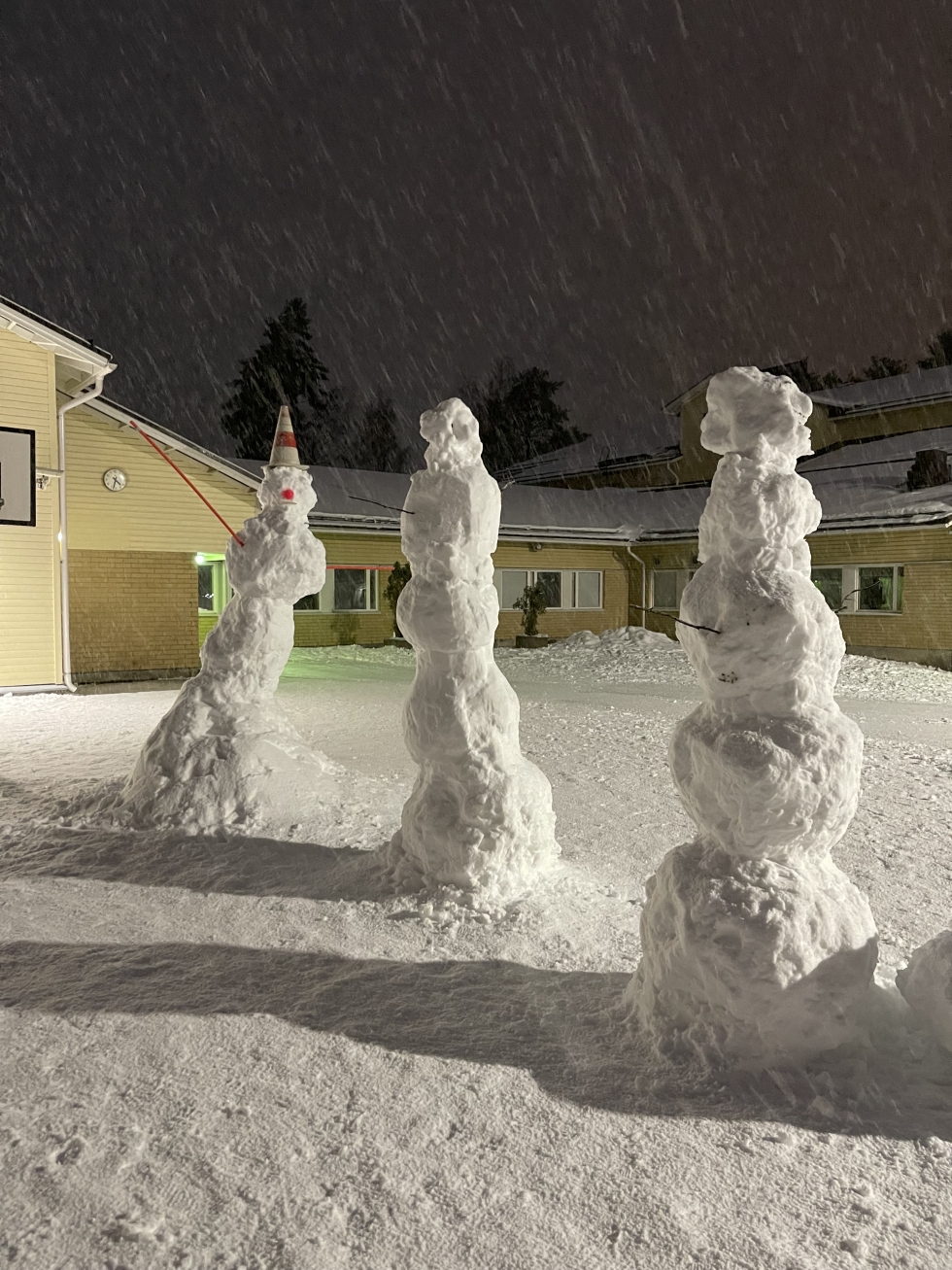 Lumiveistosten teko oli onnistunut Reijolan koululla lauhana päivänä 19. tammikuuta.