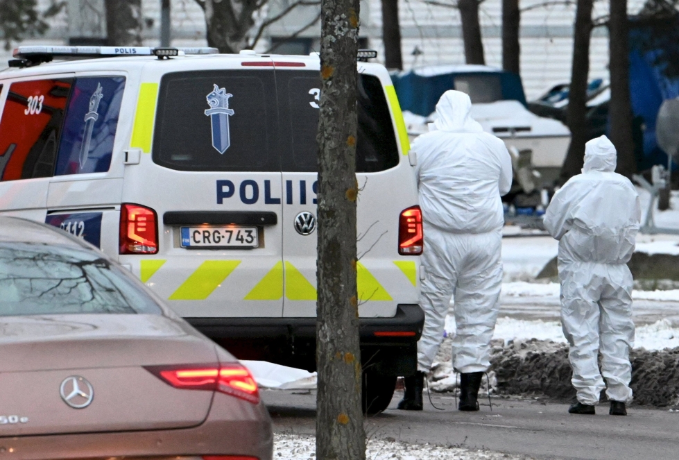 Puotilassa Helsingissä tapahtunut ampuminen liittyi järjestäytyneeseen rikollisuuteen. Kuvassa poliiseja Puotilassa 23. marraskuuta 2022.