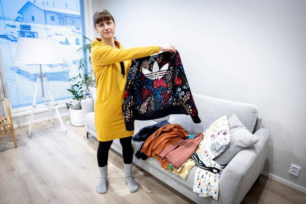 Elina Pajunen pyrkii ostamaan mahdollisimman monet vaatteet käytettyinä verkosta tai kirpputoreilta.