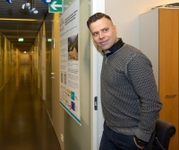 "Piipunpää-ratkaisu, joka ei poista ongelmia" – joensuulainen professori Jussi P. Laine, 41, näkee, että itärajan aidasta hyötyvät eniten urakoitsijat