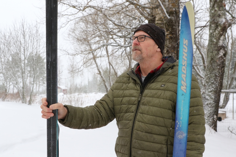 Arto Suhonen esittelee vaellussuksiaan. Pari senttiä pehmeää lunta napakan hangen päällä takaa hiihtonautinnon.
