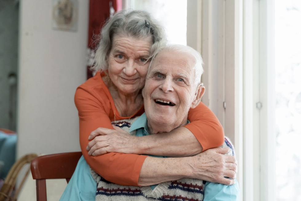 Mervi Koskinen ja Kauno Villberg rakastuivat 43 vuotta sitten. Nyt on intohimoinen rakkaus muuttunut lämpimäksi hoitosuhteeksi Kaunon Alzheimerin myötä.