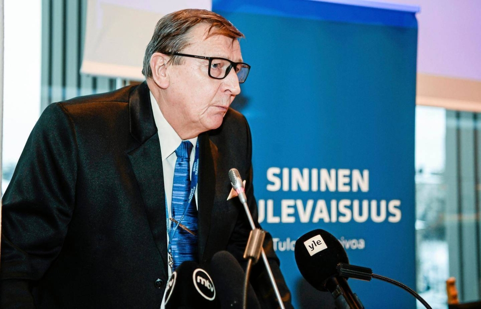 JRT-säätiön puheenjohtajana toimii konkaripoliitikko Raimo Vistbacka. Hän on toiminut SMP:ssä, perussuomalaisissa ja sinisissä. Etelä-Pohjanmaan aluevaltuustoon hänet valittiin viime tammikuussa kokoomuksen listalta.