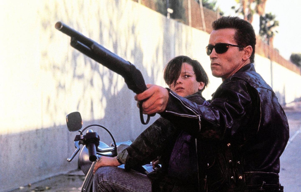 Terminator 2 - tuomion päivä: Arnold Schwarzenegger ja Edward Furlong. Sub klo 21.00.