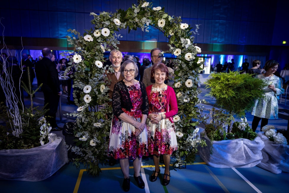 Sointu Kettunen ja Erkki Sallinen (vas.) sekä Sirkka ja Martti Vartiainen päättivät osallistua tanssiaisiin heti, kun saivat tiedon niiden järjestämisestä.
