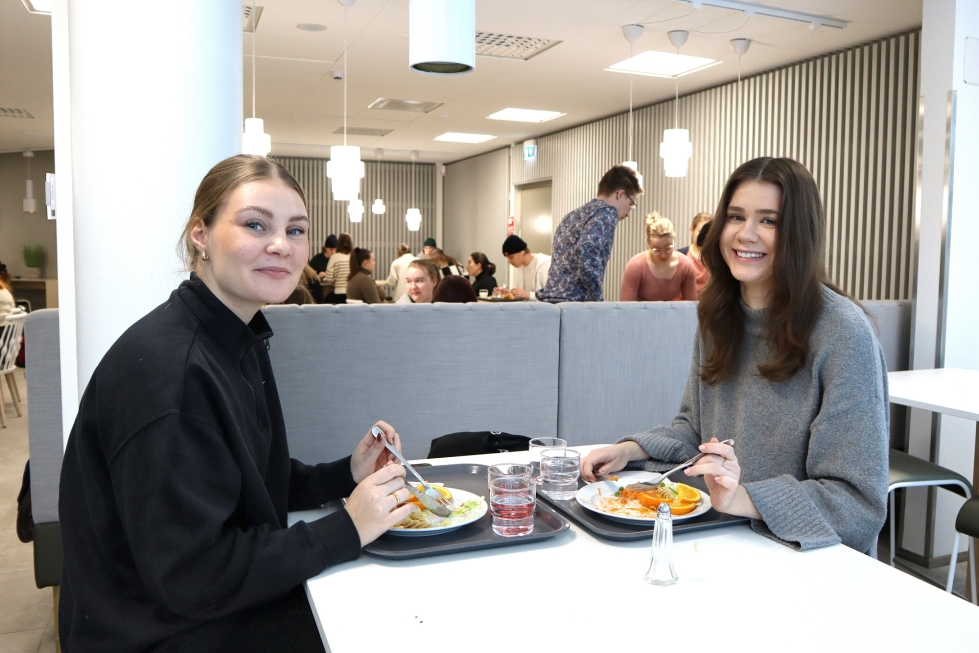 Kauppatieteitä opiskelevat Adeliina Nikula ja Anni Pälli syövät lounasta kampusravintola Careliassa. 