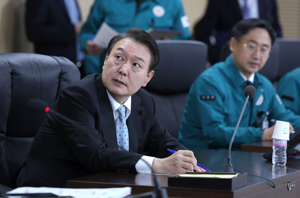 Presidentti Yoon Suk-yeolin (vas.) mukaan Etelä-Korea aikoo keskustella Yhdysvaltojen kanssa ydinaseharjoituksesta. LEHTIKUVA/AFP
