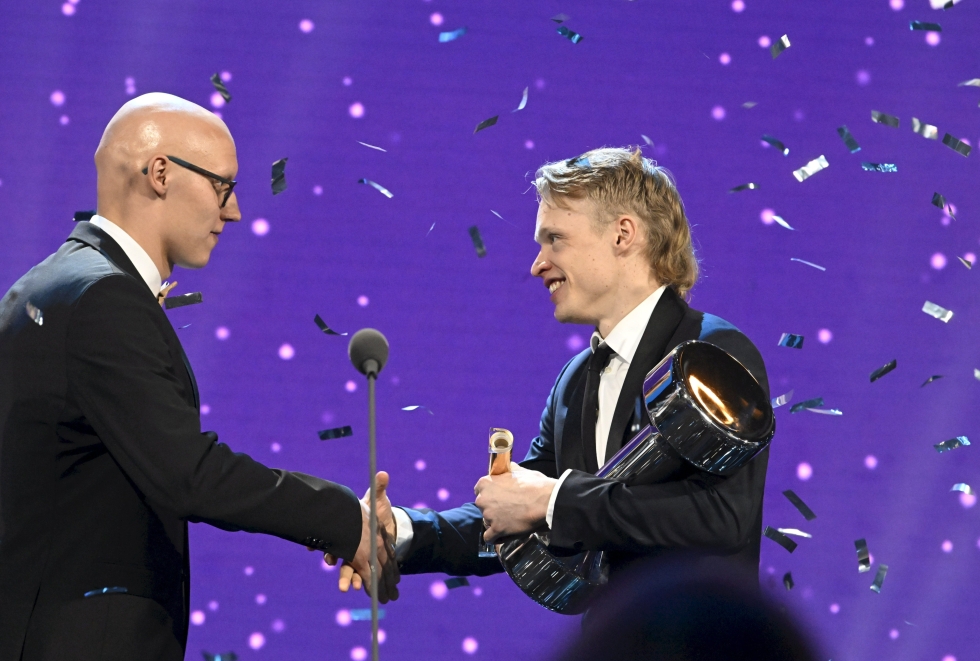 Iivo Niskanen (oik.) vastaanotti palkinnon vuosi sitten sen saaneelta uimari Matti Mattssonilta. 