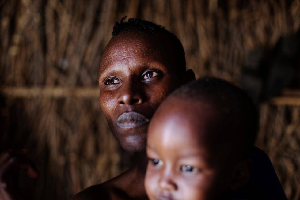 Regina Nakiru nuorimman lapsensa Fidelin kanssa. Nakirun mies lähti viime lokakuussa Turkana-järven rannalle eikä koskaan palannut. Nakiru saa ruoka-apua ja jakaa sen naapureidensa kanssa.