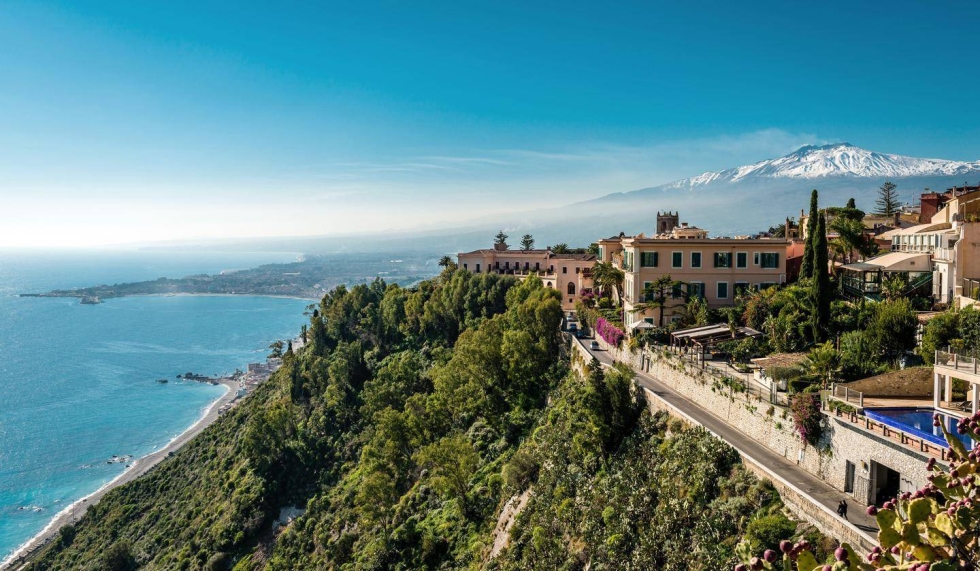 Italian Taormina on alkanut kiinnostaa matkailijoita aiempaa enemmän The White Lotus -sarjan ansiosta. Tulivuori Etna on seudun kuuluisa maamerkki.