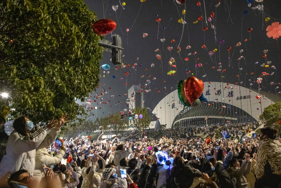 Uusi vuosi otettiin vastaan juhlien Wuhanissa. Koronatartunnat ovat Kiinassa nousseet räjähdysmäisesti, kun rajoituksia purettiin. LEHTIKUVA/AFP