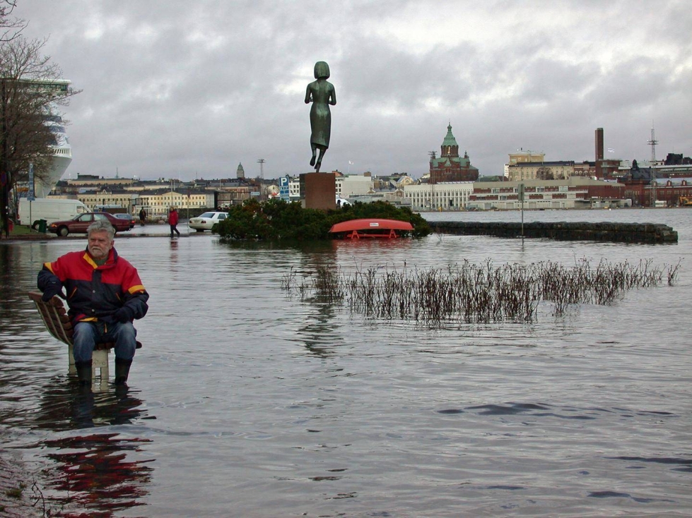 Helsingin Ehrenströmintie oli veden vallassa, kun myrsy nosti tulvan Helsinkiin vuonna 2005.
