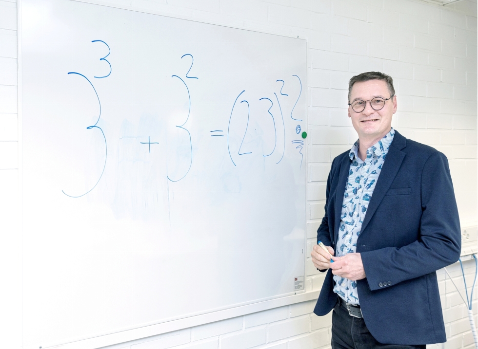 Matematiikan pedagogiikan yliopistonlehtori Lasse Eronen toisi kouluihin enemmän pohdintaa siitä, mitä matematiikka on. Seiskaluokkalaiset antoivat aikoinaan taululle piirrettyyn potenssilaskuun vastauksen, jota Eronen pyörittelee vieläkin.