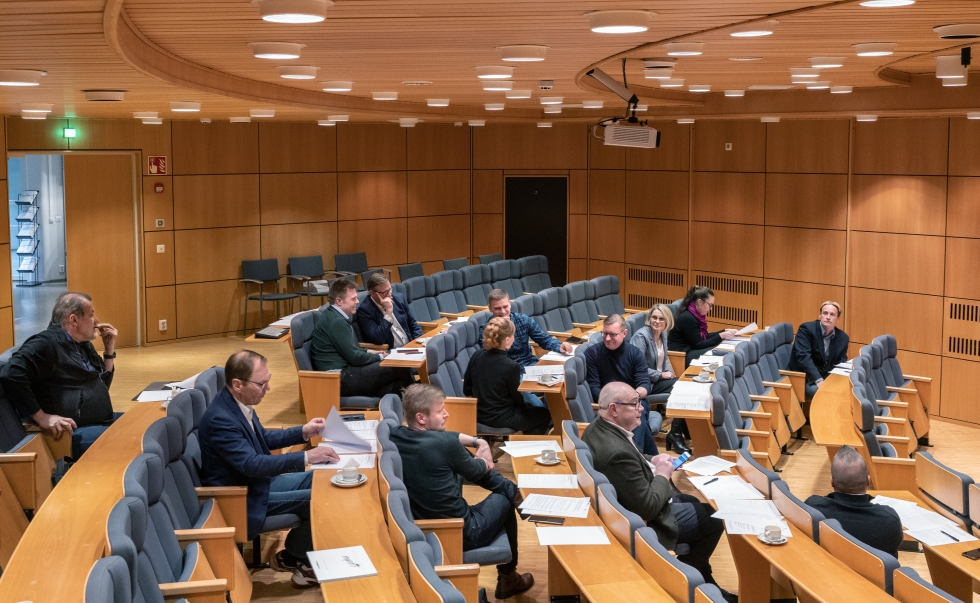 Karjalaisen kultamitalilautakunnan kokous keräsi Karjalaisen auditorioon 14 lautakunnan jäsentä.