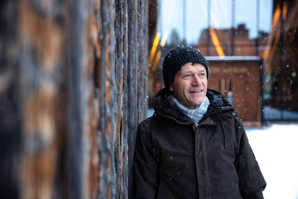 Kari T. Korhonen toteaa Metla-talolla Joensuussa, että puurakennukset toimivat parhaimmillaan hyvin pitkäaikaisina hiilivarastoina.