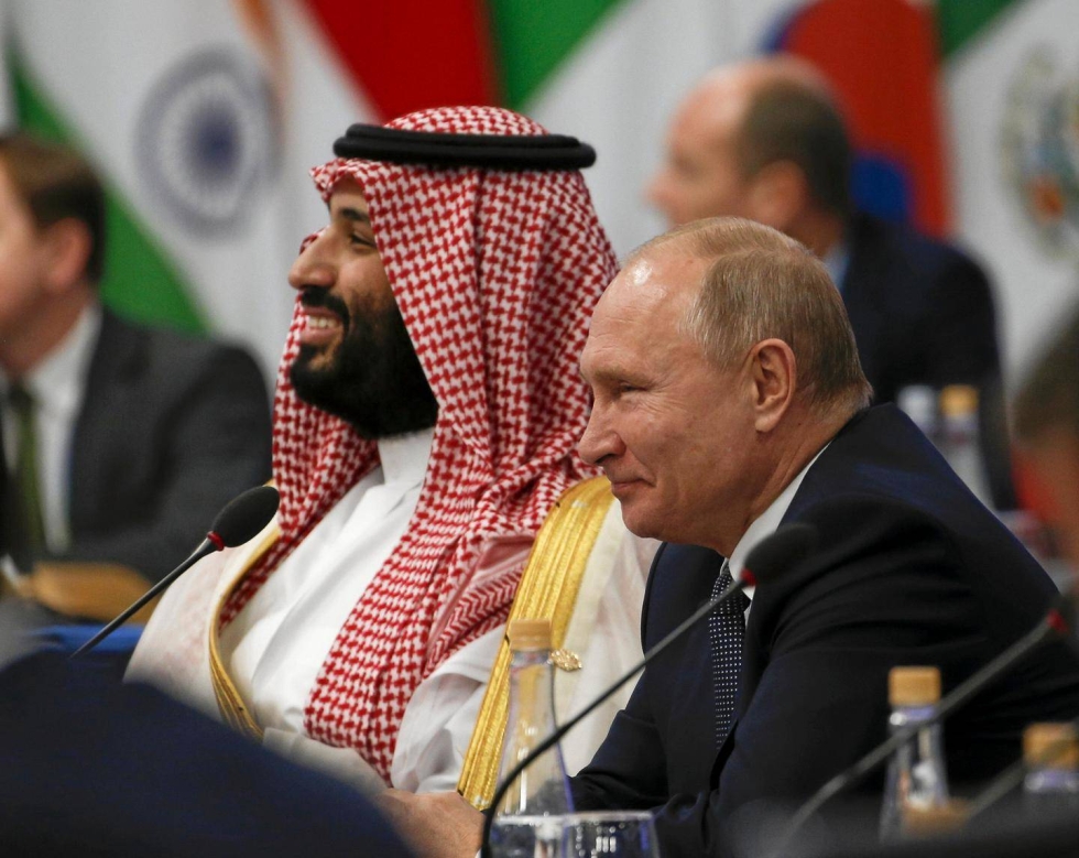 Saudi-Arabian kruununprinssi Salman (vas.) ja Venäjän presidentti Vladimir Putin osallistuivat Reilun ja Kestävän Tulevaisuuden erityisistuntoon G20-maiden huippukokouksessa Argentiinan Buenos Airesissa nelisen vuotta sitten.