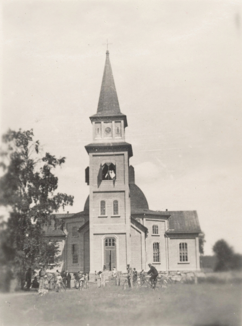 Keskellä kylää sijainneet kirkot olivat ennen vanhaan myös suosittuja kokoontumispaikkoja. Tämä kuva on otettu Rautjärven kirkon pihalla tiettävästi 1930-luvulla.