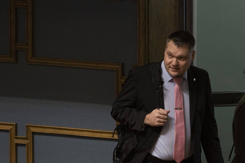 Puolustusministeri Mikko Savola (kesk.) päätti vientiluvasta keskiviikkona.