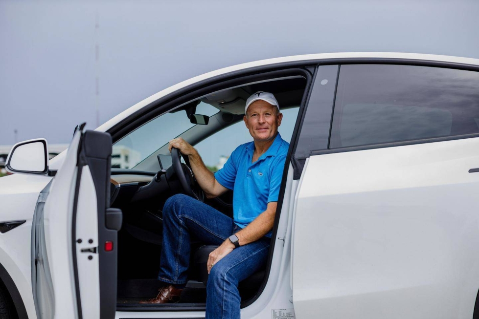 Amerikkalainen Chuck Cook Teslassaan Floridan Jacksonvillessa elokuussa. Tesla on reilun kahden vuoden ajan testannut Full Self-Driving -teknologiaa Cookin sekä muiden harvojen ja valittujen autonomistajien kanssa ympäri maata.