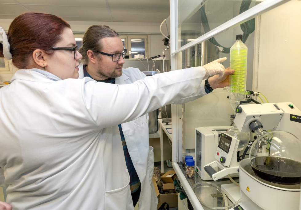 Yliopiston laboratorioissa voi jo nyt kehitellä puukuiduista tuotteita teollisuuden käyttöön, kuten väitöskirjatutkijat Krista Grönlund ja Eemeli Eronen ovat tehneet. Tekniikan koulutusta varten laboratorio siirtyy kuitenkin isompiin tiloihin.