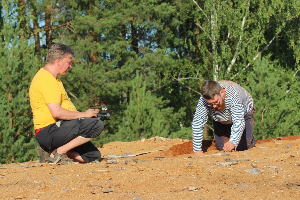 Mikko Keinonen ja Ville Kumpulainen valmistelivat vielä julkaisemattoman Big Hit  Song Little Big Billy -biisin kuvauksissa tarvittavaa kuoppaa vanhan Kerman sahan purukasan laella kesällä 2021.