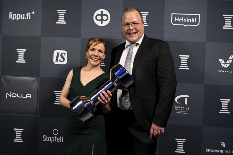 Kontiolahden vapaa-aikapäällikkö Sari Jormanainen sekä kunnanjohtaja Jari Tuononen vastaanottivat Suomen liikkuvin kunta -kilpailun palkinnon Urheilugaalassa.