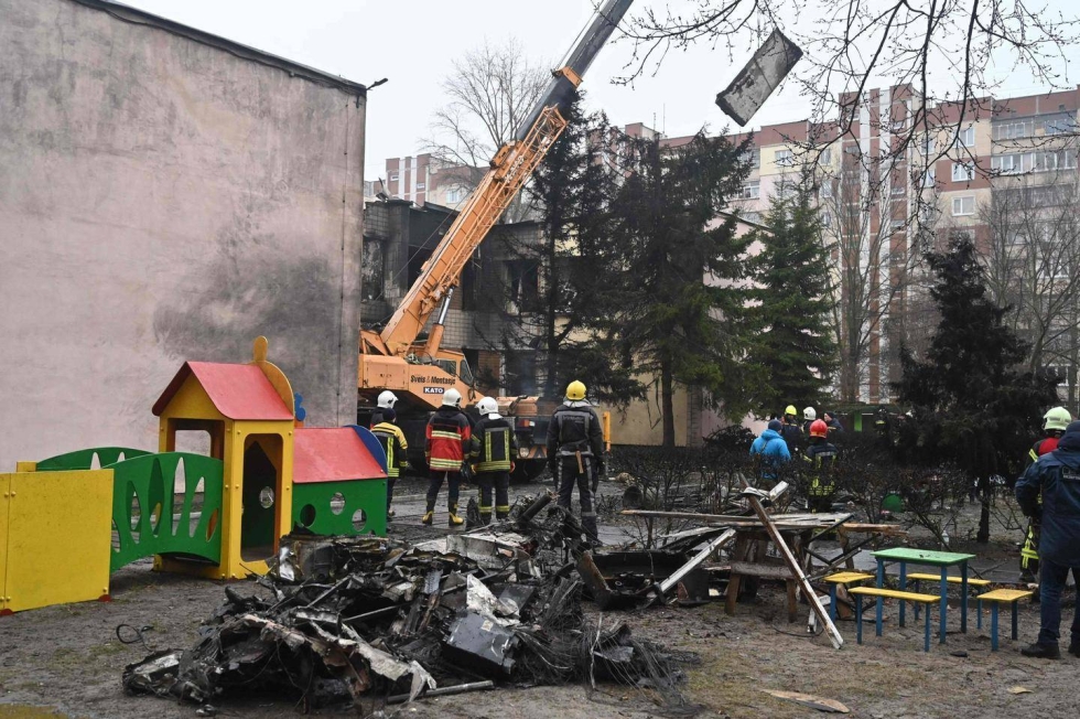 Palomiehet raivasivat helikopteritragedian näyttämöksi joutunutta päiväkodin aluetta Brovaryssa, lähellä Kiovaa.