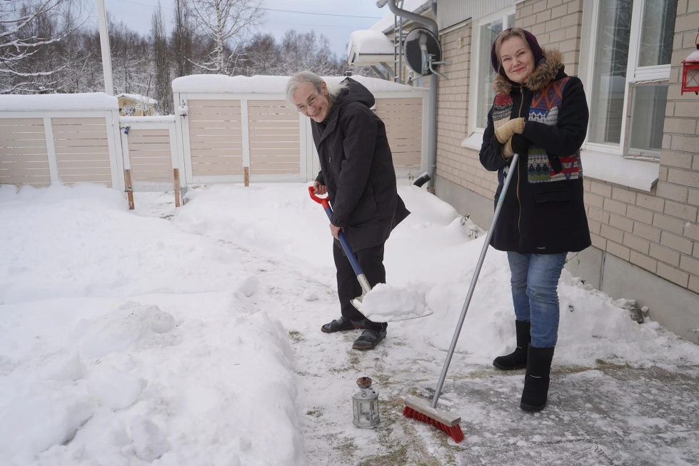 Donald Jordan ja Heli Kontio viihtyvät Ilomantsissa. Korkeatkaan lumihanget eivät heitä haittaa.