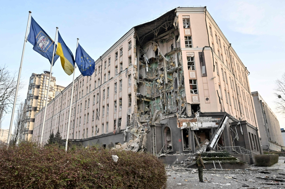Venäjä iski Kiovassa myös hotelliin. Kuva on otettu sunnuntaina 31. joulukuuta. LEHTIKUVA/AFP