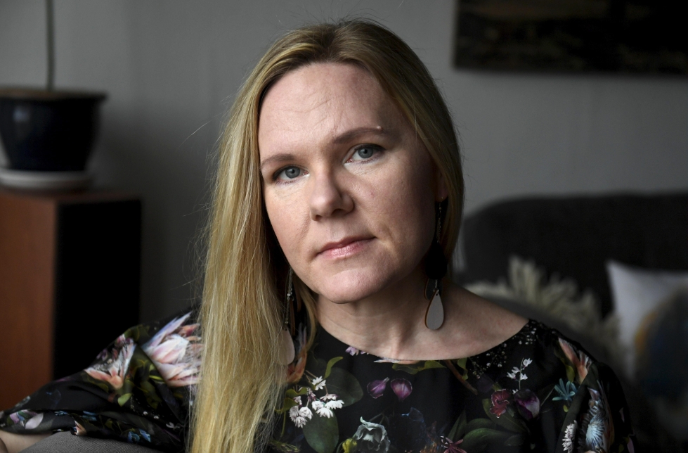 Lapsiasiainvaltuutetu Elina Pekkarinen nostaa esille lastensuojelun ongelmia Suomessa.