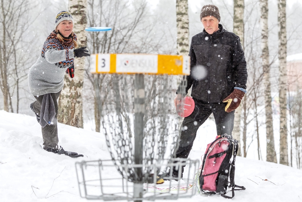 Marja Kontkanen ja Kari Kontkanen ovat aktiivisia frisbeegolfin harrastajia. Kari Kontkanen hoitaa suurimman osan Utran radalla tehtävistä lumitöistä. Rata pidetään talvella pelikunnossa talkoovoimin.