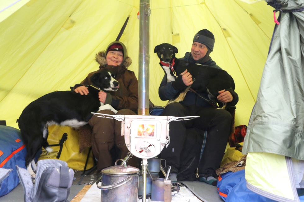 Anu ja Markku Suomalainen ovat nukkuneet samassa teltassa koirien kanssa. Se jos mikä syventää suhdetta ihmisen ja eläimen välillä.