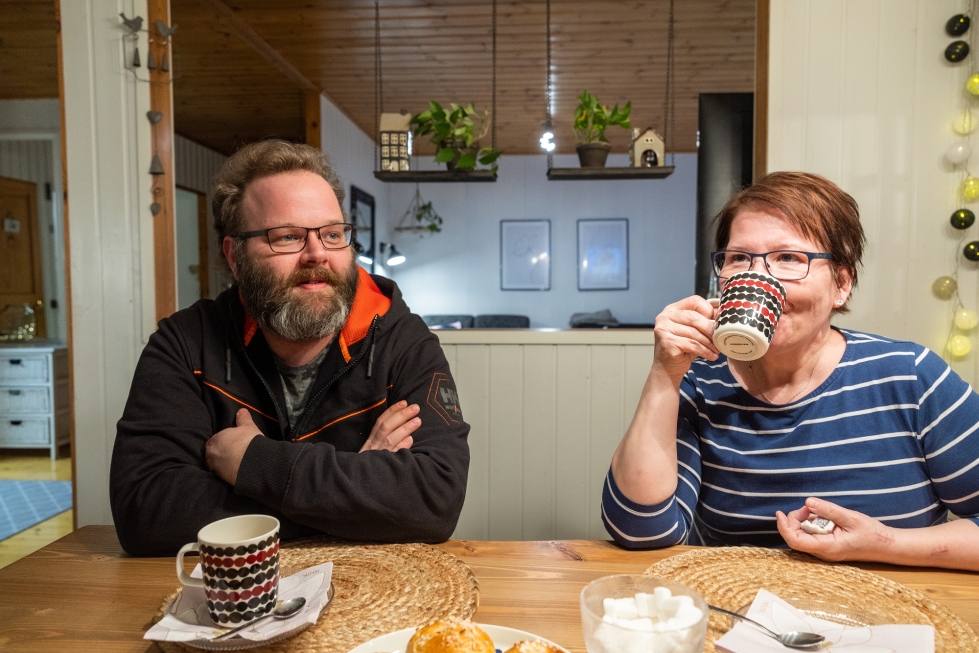 Nina Asikainen tekee hoitoalalla kolmivuorotyötä ja ilahtuu, jos puoliso Matti Asikainen on laittanut aamulla kahvit ja aamupalatarpeet valmiiksi. 