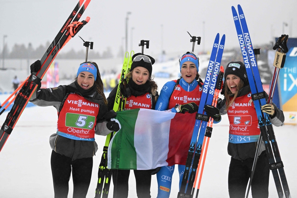 Italian joukkue eli Dorothea Wierer, Lisa Vitozzi, Hannah Auchentaller ja Samuela Comola juhlivat viestivoittoaan Saksassa.