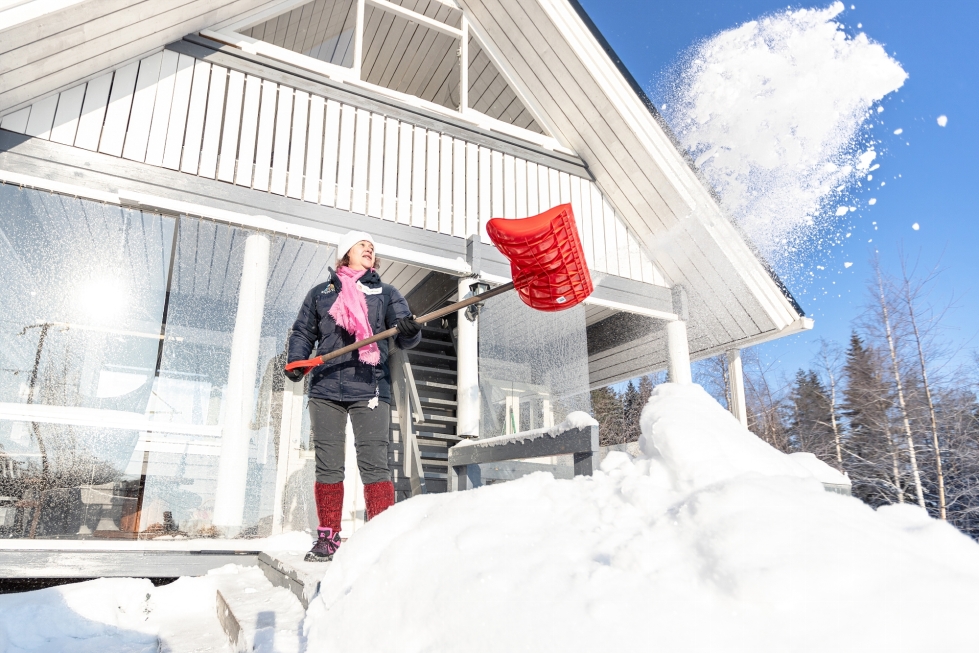 Sari Äkäslompolo vuokraa Airbnb:n kautta mummonmökkiä Kolinportin lähellä. Näin talvisaikaan siellä riittää lumitöitä.