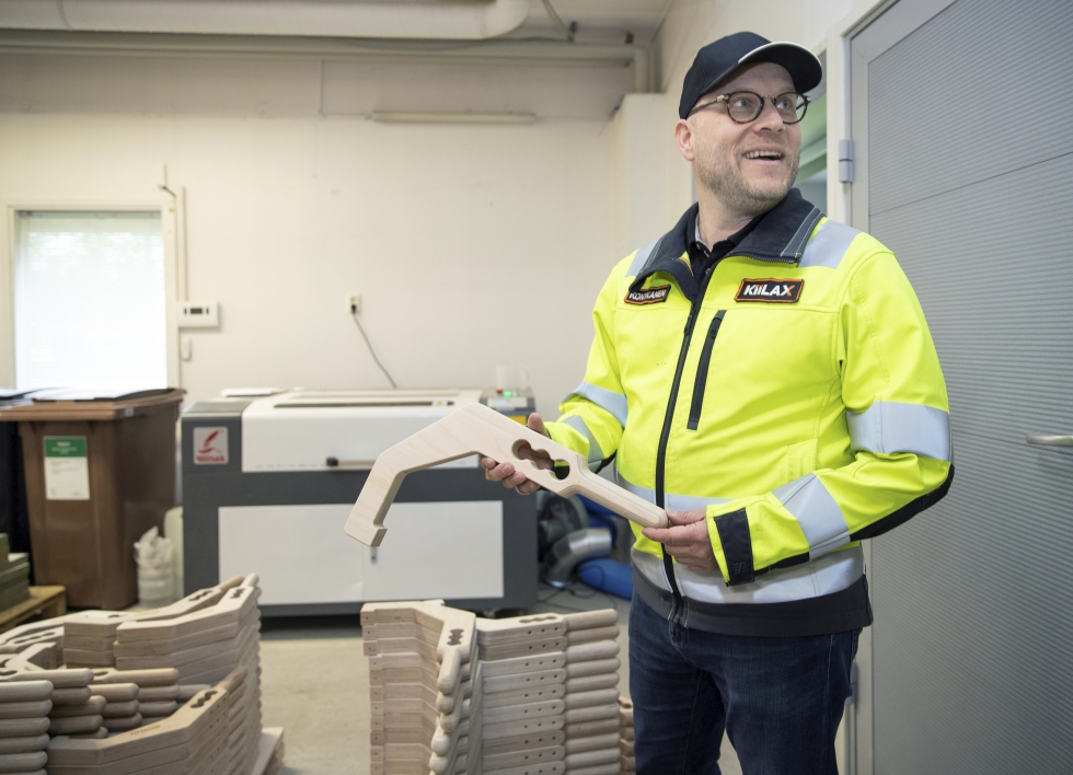 Jouni Kontkanen esittelee Kiilaxin tuotteita arkistokuvassa vuodelta 2021.