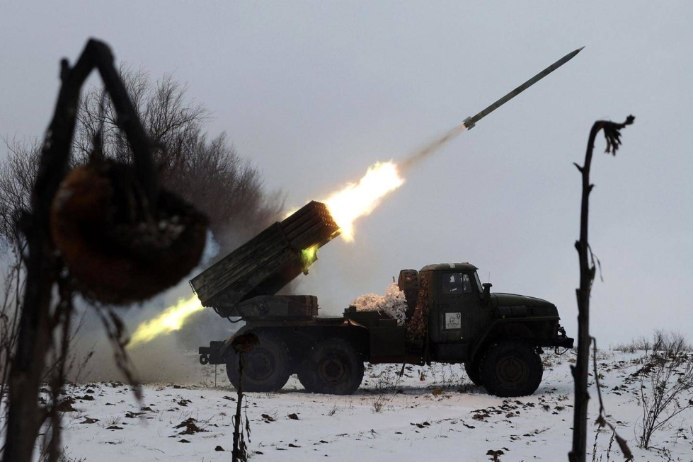 Ukrainan BM-21-raketinheitin tulittamassa kohti venäläisten asemia Harkovassa.