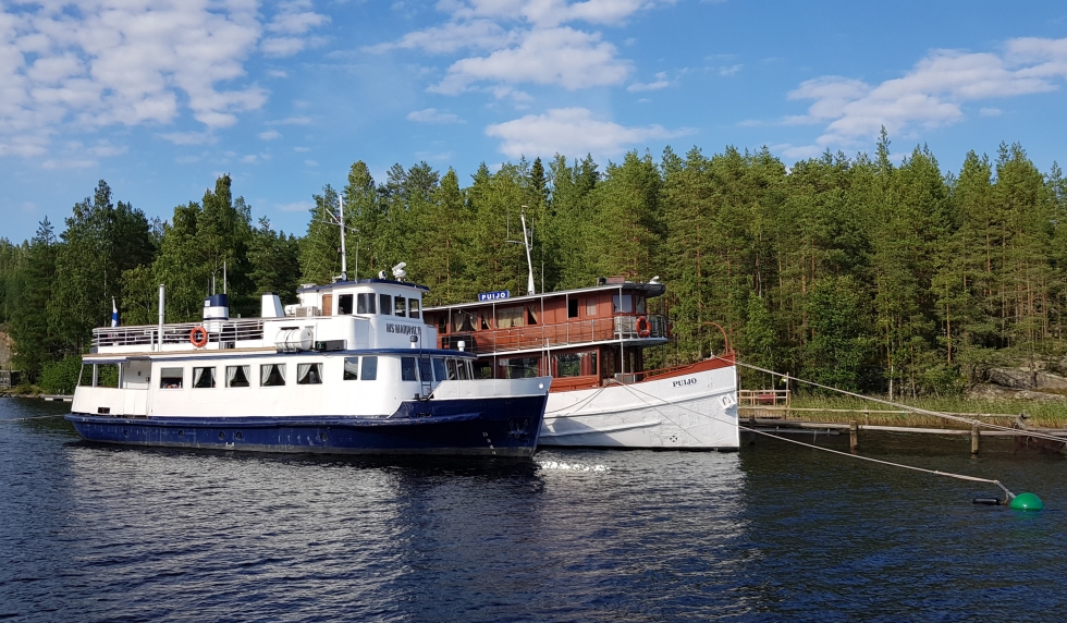 Kolille tuleva risteilyalus M/S Marival II kuvattuna elokuussa 2022 Järvisydämessä Rantasalmella. Takana M/S Puijo.
