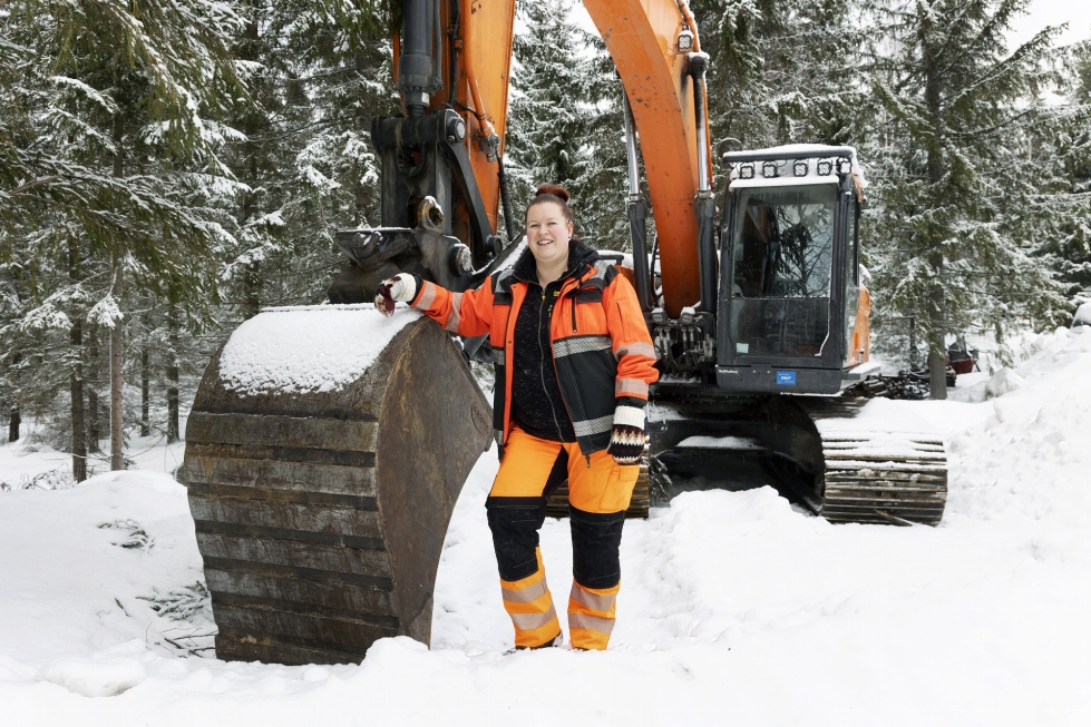 Anu Huiskonen kutsuu itseään kuokkamuijaksi. Hän ei tunne ketään muuta naispuolista kaivurinkuljettajaa, joka tekee metsänmuokkausta.