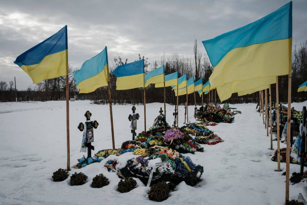 Ukrainan liput liehuivat sodassa kaatuneiden ukrainalaissotilaiden haudoilla Kramatorskissa viikko sitten.